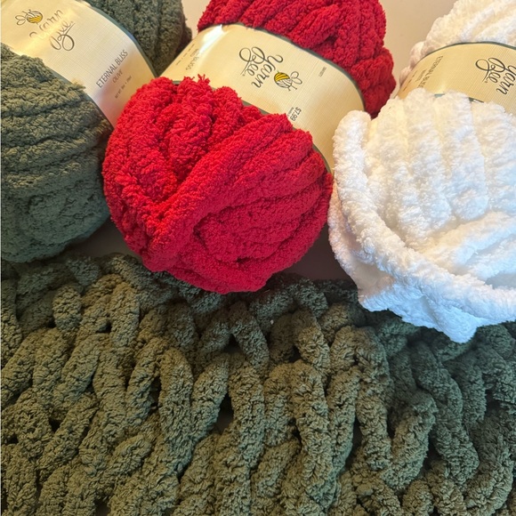 Hand Crafted Chunky Knit Blanket - Picture 8 of 10